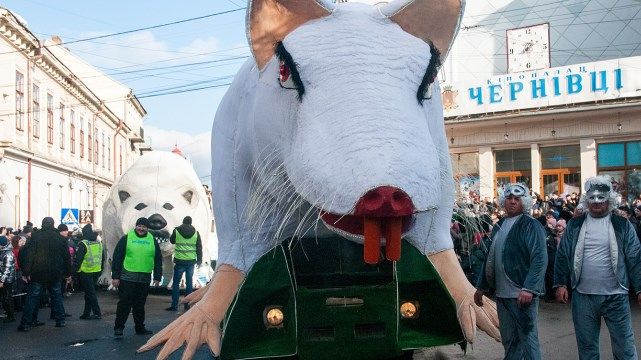 Грандіозні платформи і дивовижні костюми: як проводять старий Новий рік у Вашківцях