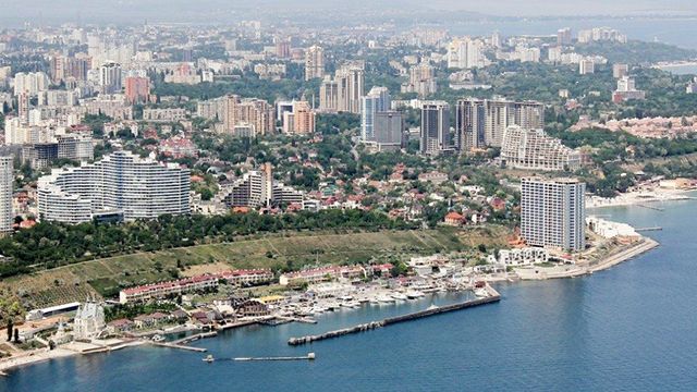 Строительство элитных комплексов на побережье Одессы разрушает соседние многоэтажки