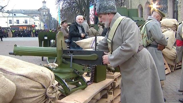 Ружья и пушки в центре Киева. Реконструкция боев УНР с большевиками