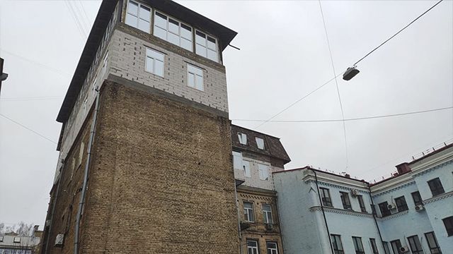 Надстройка и балкон в буфере ЮНЕСКО. Кто позволяет портить исторический центр Киева