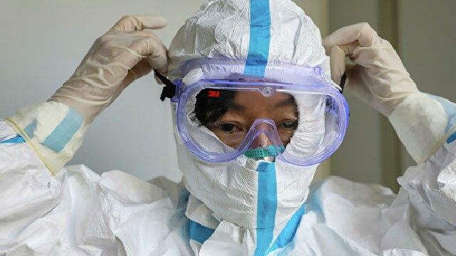 Пілоти та пасажири у спецкостюмах: світом продовжує ширитися коронавірус