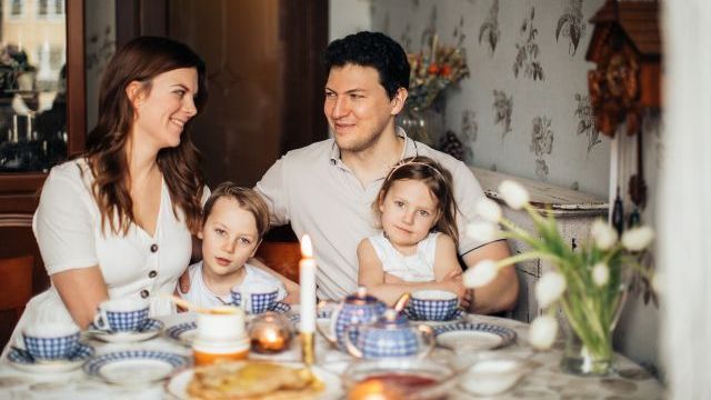 Люди, которые хотят взять ребенка на воспитание, смогут подать документы онлайн — Минсоцполитики