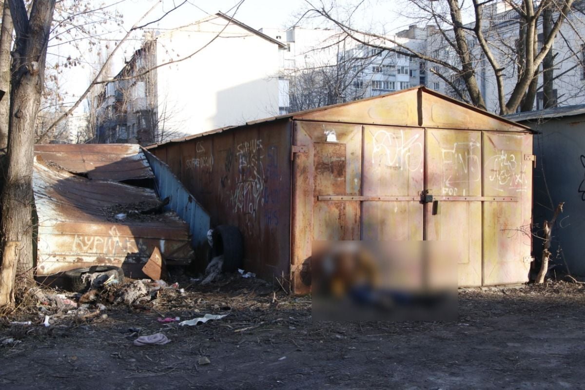 На Оболоні серед гаражів знайшли мертву дівчину