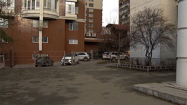 У Києві біля школи замість обіцяного басейну звели паркінг для ЖК