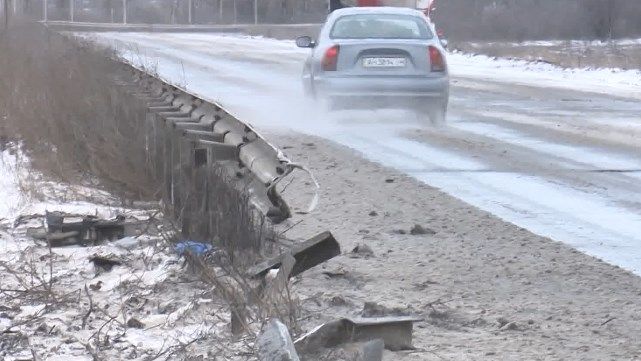 Срезали отбойник вместо ремонта: когда починят дорогу Николаев-Херсон