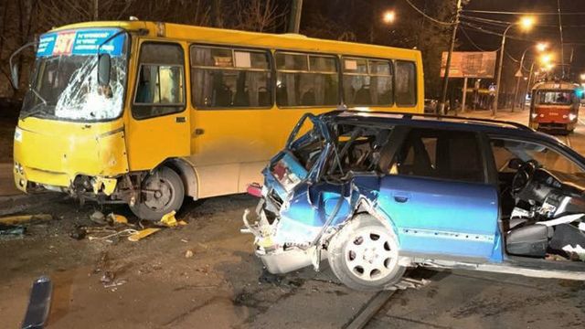 Ехал с беременной по встречке: в Киеве пьяный водитель влетел в маршрутку