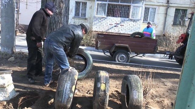 Естетичні матеріали замість старих шин: як у Миколаєві упорядковують дитмайданчики