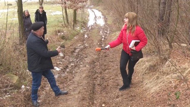 Ні швидка, ні пожежна не доїздить: на Закарпатті село роками відрізане від світу
