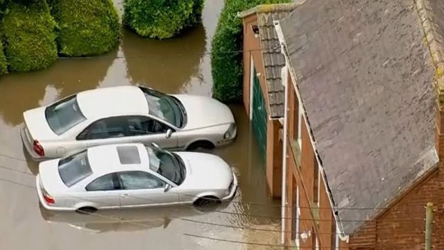 Водії кидали авто просто на дорозі: наслідки шторму Денніс у Британії