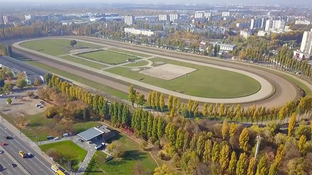 Розсипаються стайні та падає огорожа. В яких умовах працює київський іподром