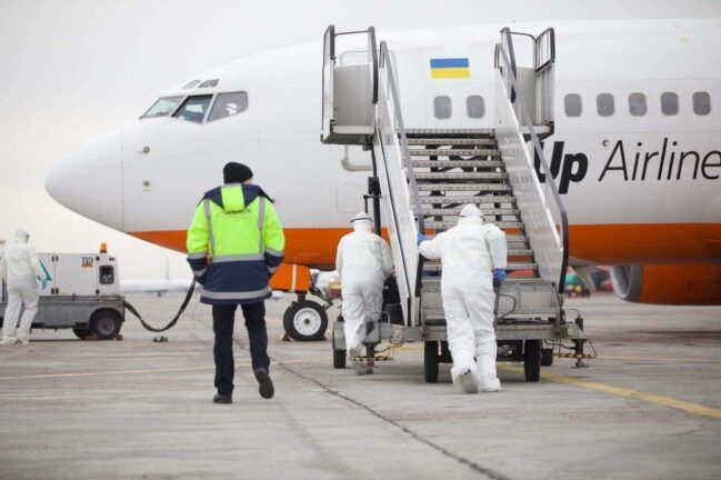 Літак з Уханя в Борисполі: що відбувається на борту – перше відео