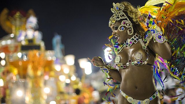 Десятки тысяч танцоров и масштабное шоу: в Рио-де-Жанейро проходит карнавал