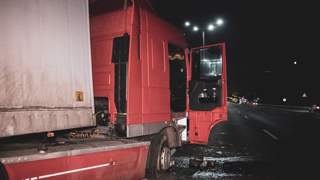В Киеве из-за нетрезвого водителя груженая алкоголем фура врезалась в столб