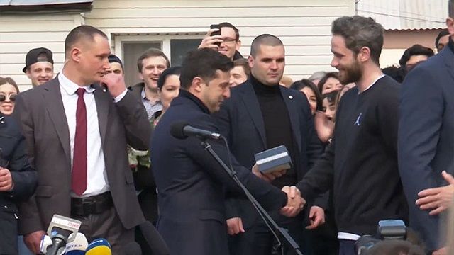 Сколько стоят часы Kleynod, подаренные Зеленским эвакуированному в Новых Санжарах