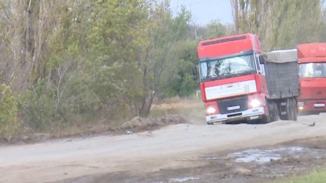 Сплошные выбоины и ямы: Факты ICTV проверили состояние украинских дорог
