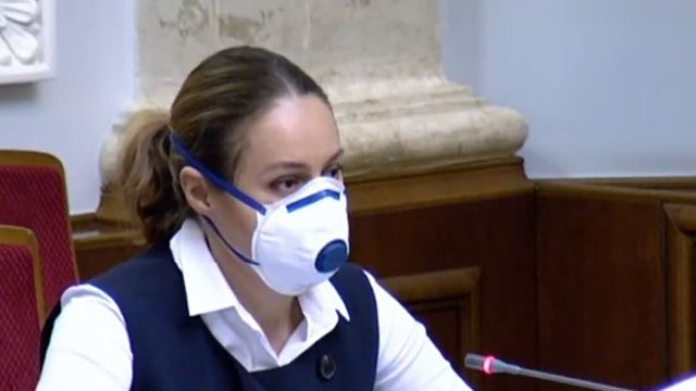 Королевская пришла в Раду в маске и резиновых перчатках