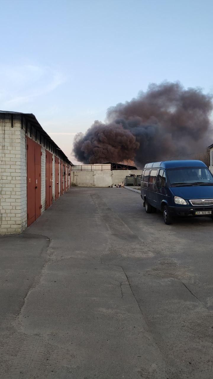 Величезні клуби чорного диму: у Києві масштабна пожежа Пожежа в Києві: на проспекті Науки горять склади