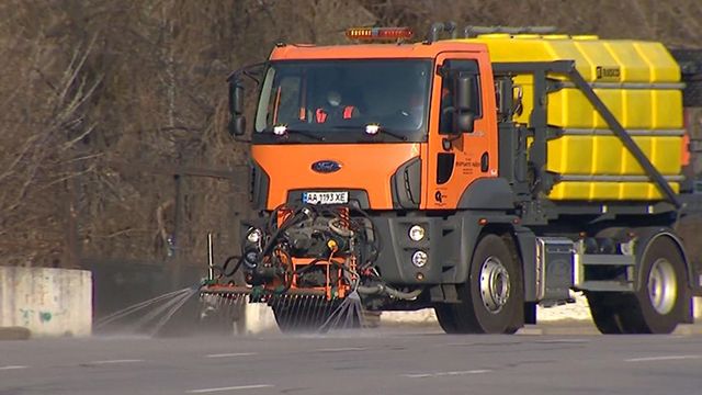 Карантин в Україні: вулиці Києва почали мити шампунем