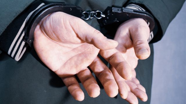 Наділи наручники і кинули одного з епілепсією: в аеропорту Лісабона помер українець