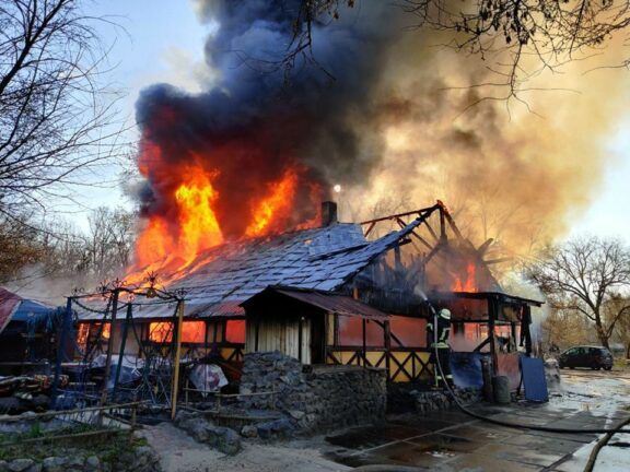 У Києві в Гідропарку згоріло кафе