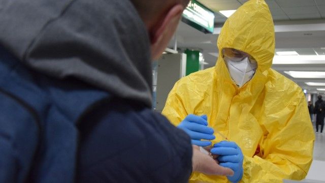 Коронавірус в Україні: як проводять експрес-тест на Covid-19 Як проводять експрес-тест на коронавірус Covid-19 - відео