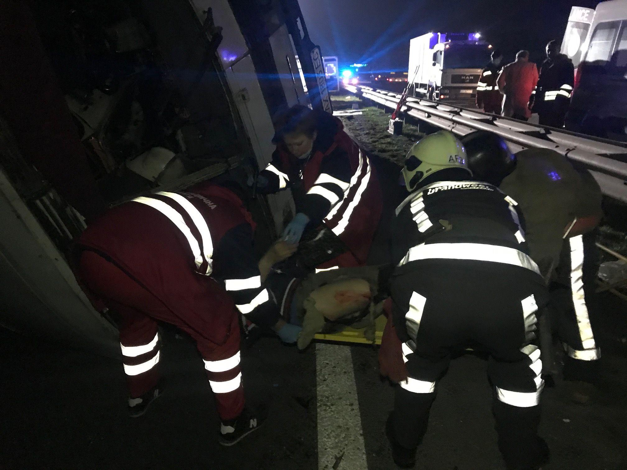 Під Києвом фура зіткнулася з двома автобусам