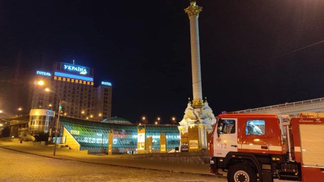 Пожар в Киеве: горит подземный коллектор