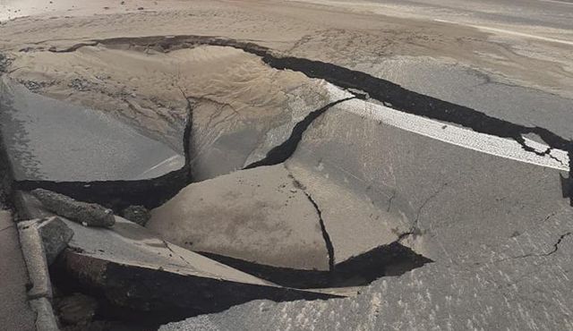В Киеве на улице Гетьмана провалился асфальт, движение транспорта ограничено