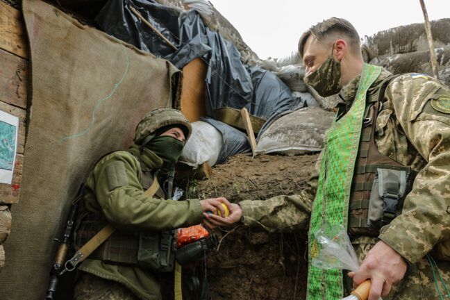 Маски, паски і Христос Воскрес: як на фронті святкували Великдень