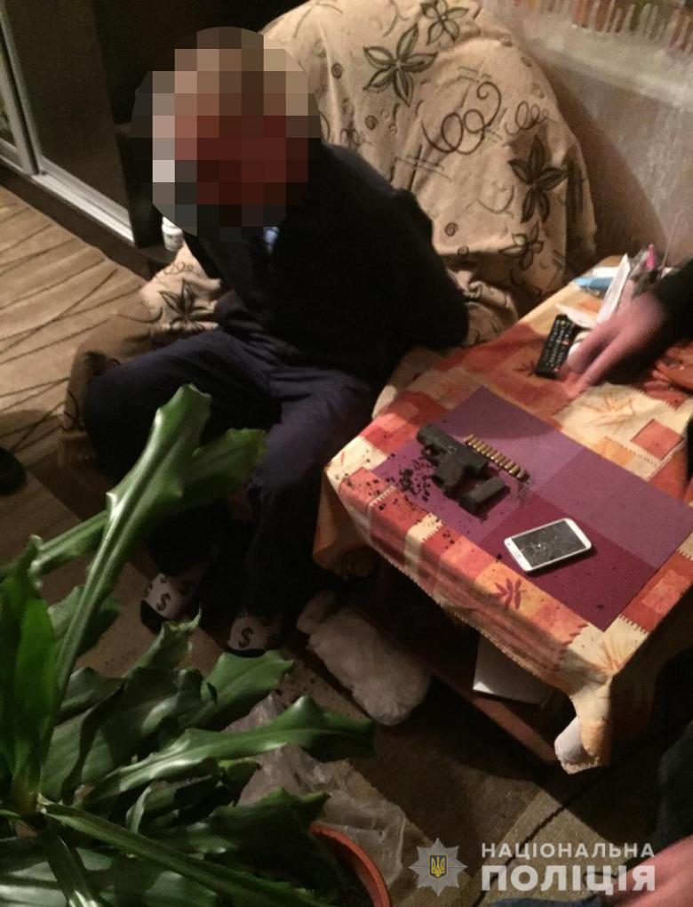 В Киеве мужчина стрелял по прохожим из окна квартиры В Киеве мужчина стрелял по прохожим из окна квартиры