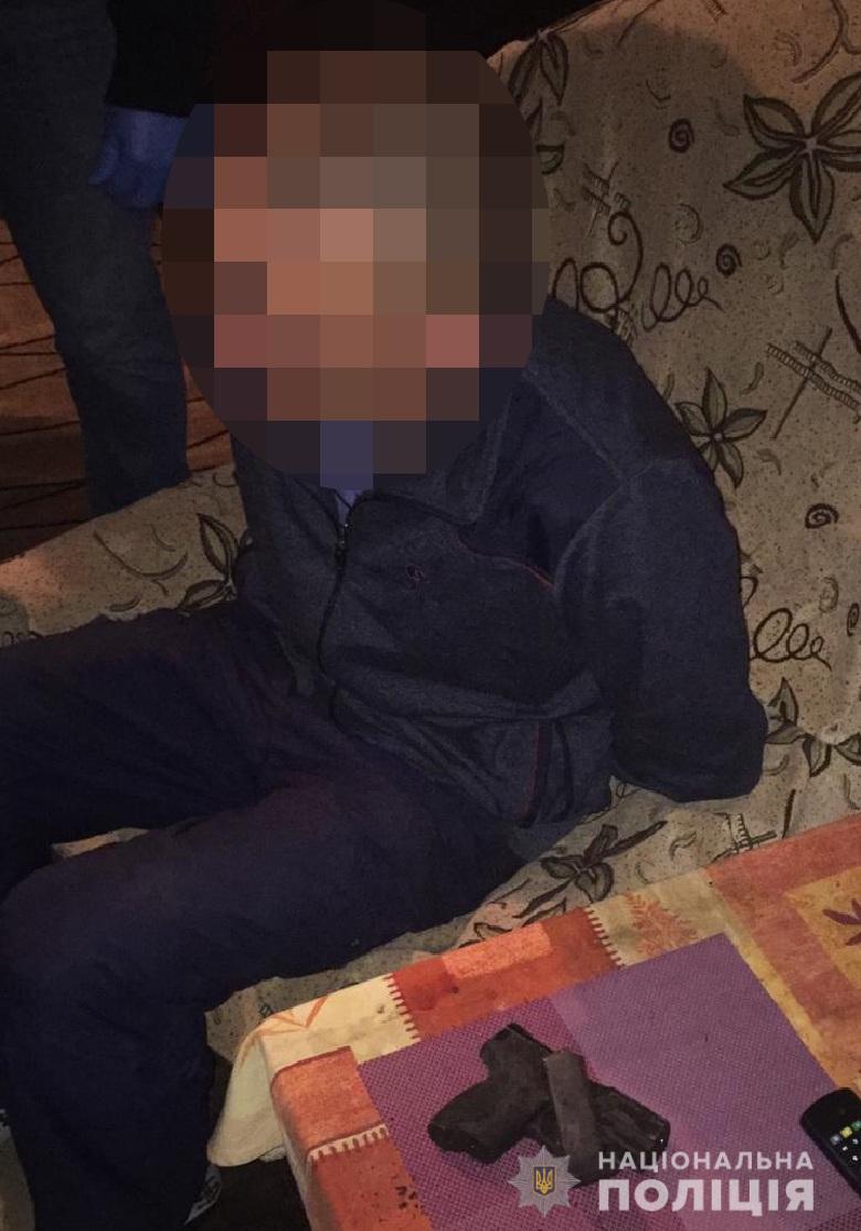 В Киеве мужчина стрелял по прохожим из окна квартиры В Киеве мужчина стрелял по прохожим из окна квартиры