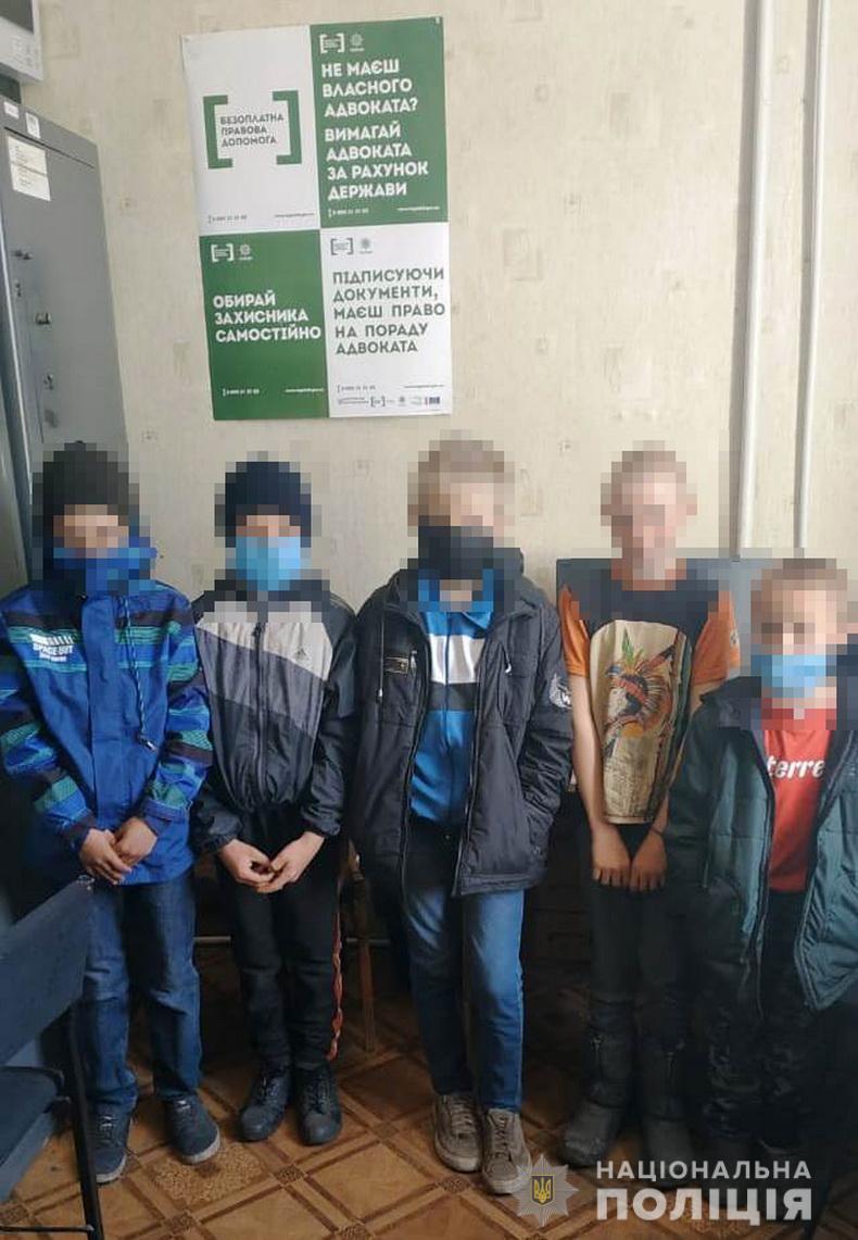На Луганщине компания детей 6-11 лет для развлечения разрушила 30 могил На Луганщине компания детей 6-11 лет для развлечения разрушила 30 могил