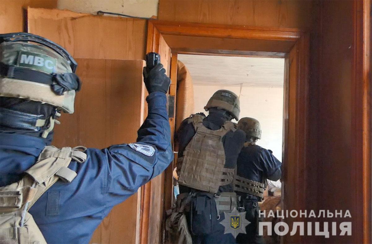 Держали на металлической цепи: в Полтавской области разоблачили канал торговли людьми Держали на металлической цепи: в Полтавской области разоблачили канал торговли людьми