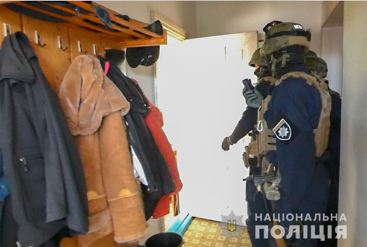 Держали на металлической цепи: в Полтавской области разоблачили канал торговли людьми Держали на металлической цепи: в Полтавской области разоблачили канал торговли людьми
