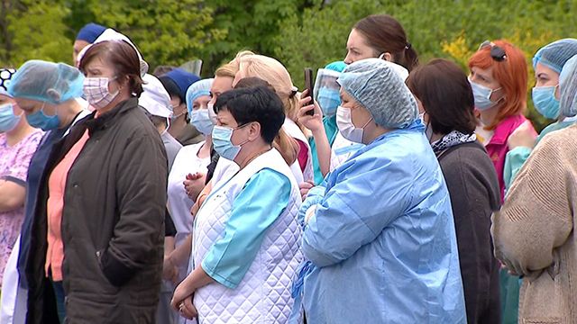 Без спецсредств и с урезанными зарплатами: в Киеве протестуют медики больницы №8