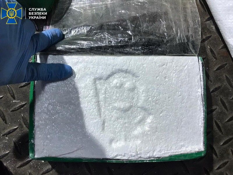 В порту Южный в бананах нашли 53 кг кокаина на 200 млн грн У порту Південний у коробках з бананами знайшли 53 кг кокаїну