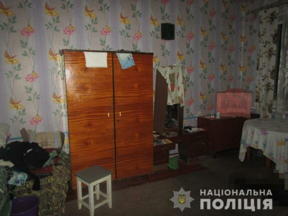 Нашли забитой до смерти в постели. В Малине за убийство матери задержали мужчину