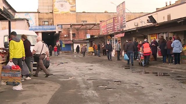 Карантина как не было: на Волынской базе торгуют без масок, продукты лежат под открытым небом
