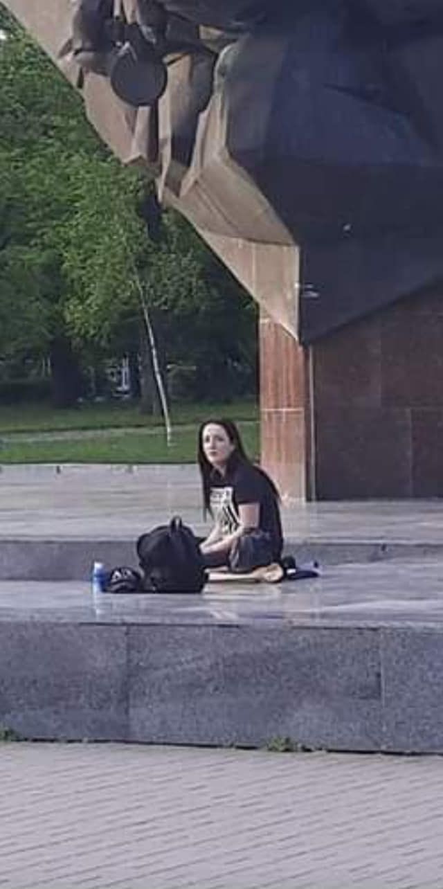 В Белой Церкви две девушки готовили еду на Вечном огне в парке Славы В Белой Церкви две девушки готовили еду на Вечном огне в парке Славы
