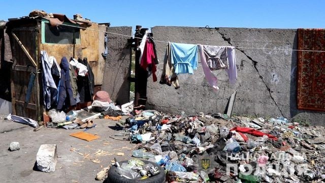 Под Херсоном 18 заробитчан с детьми жили возле свалки