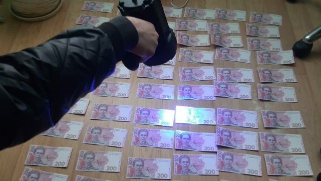 На Хмельнитчине чиновник вымогал взятку за сертификат на производство антисептика На Хмельнитчине чиновник вымогал взятку за сертификат на производство антисептика
