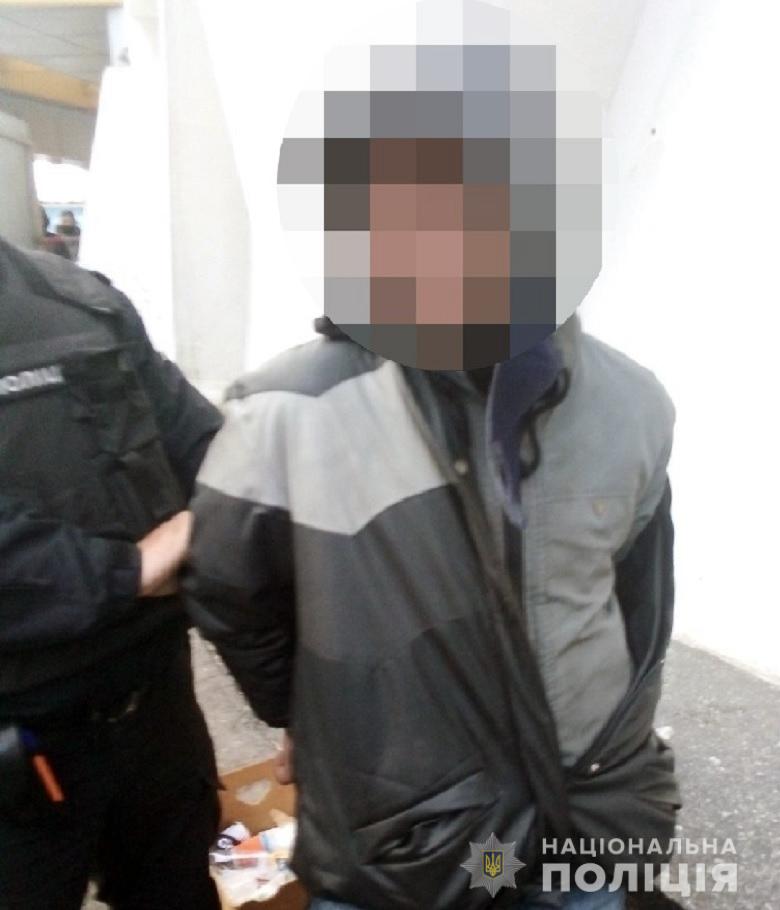 В Киеве мужчина угрожал взорвать гранату в супермаркете из-за требования надеть маску В Киеве мужчина угрожал взорвать гранату в супермаркете из-за требования надеть маску
