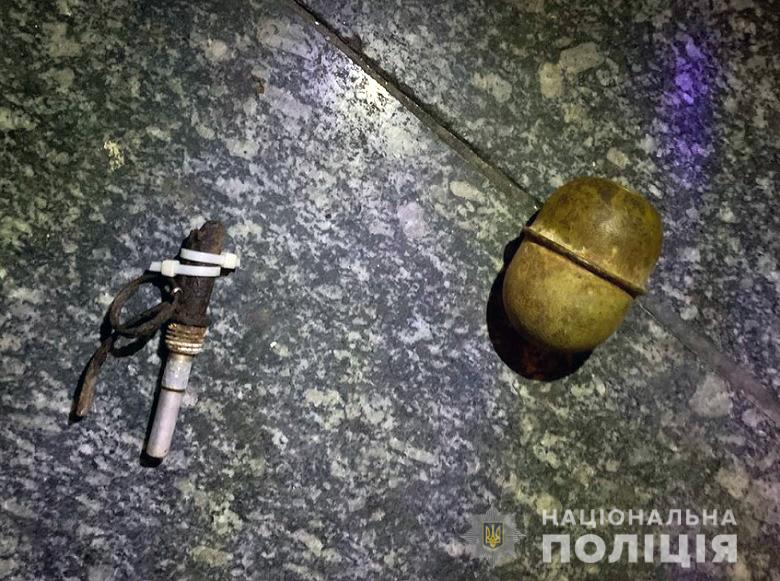 В Киеве мужчина угрожал взорвать гранату в супермаркете из-за требования надеть маску В Киеве мужчина угрожал взорвать гранату в супермаркете из-за требования надеть маску