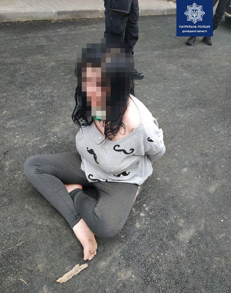 В Мариуполе девушка набросилась на полицейского и укусила его за ногу В Мариуполе девушка набросилась на полицейского и укусила его за ногу