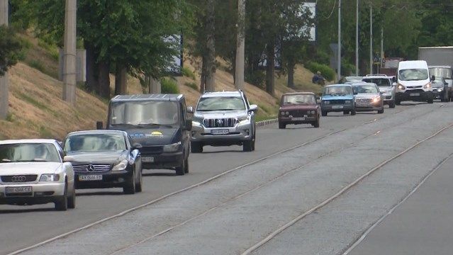 Продажі нових авто впали до 50%