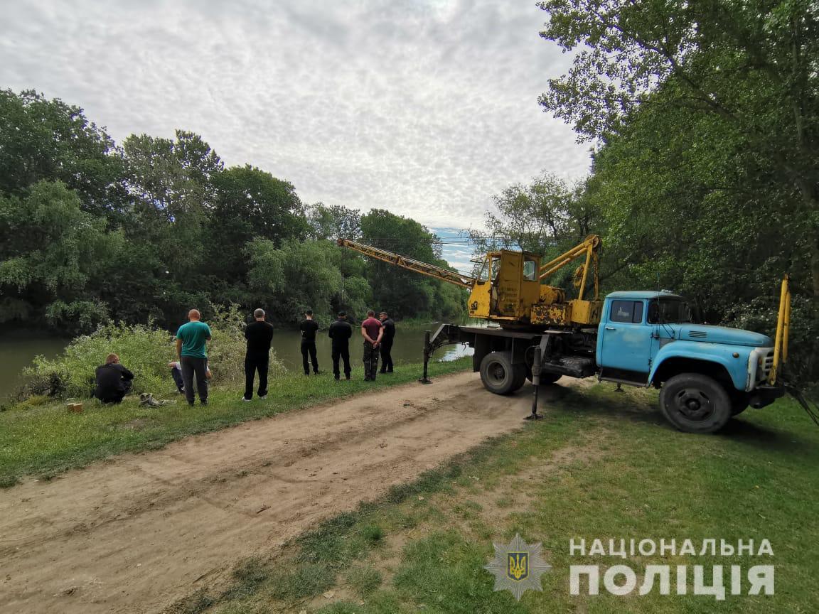 Тела искали водолазы: в Одесской области ВАЗ со спящими рыбаками упал в реку В Одесской области ВАЗ со спящими рыбаками упал в реку