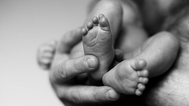 В Индии родители случайно похоронили заживо младенца