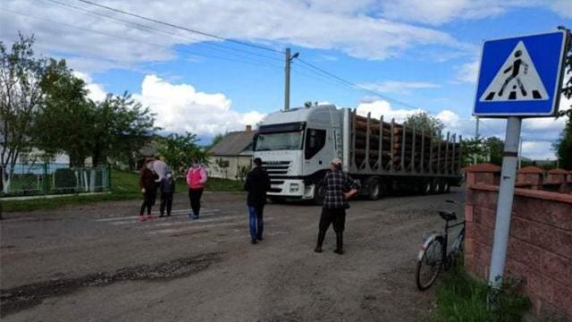 Трещат дома вдоль дороги: на Ровенщине протестуют против движения грузовиков