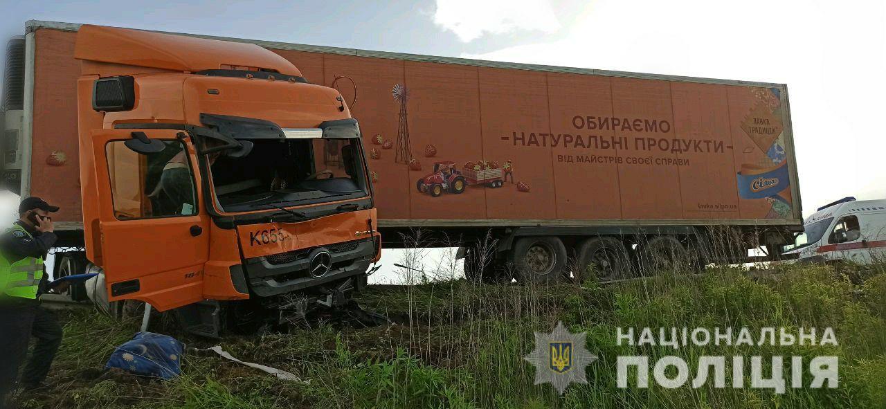 В Ровенской области столкнулись три легковушки и грузовик - четверо человек погибли ДТП в Ровенской области: погибли четыре человека