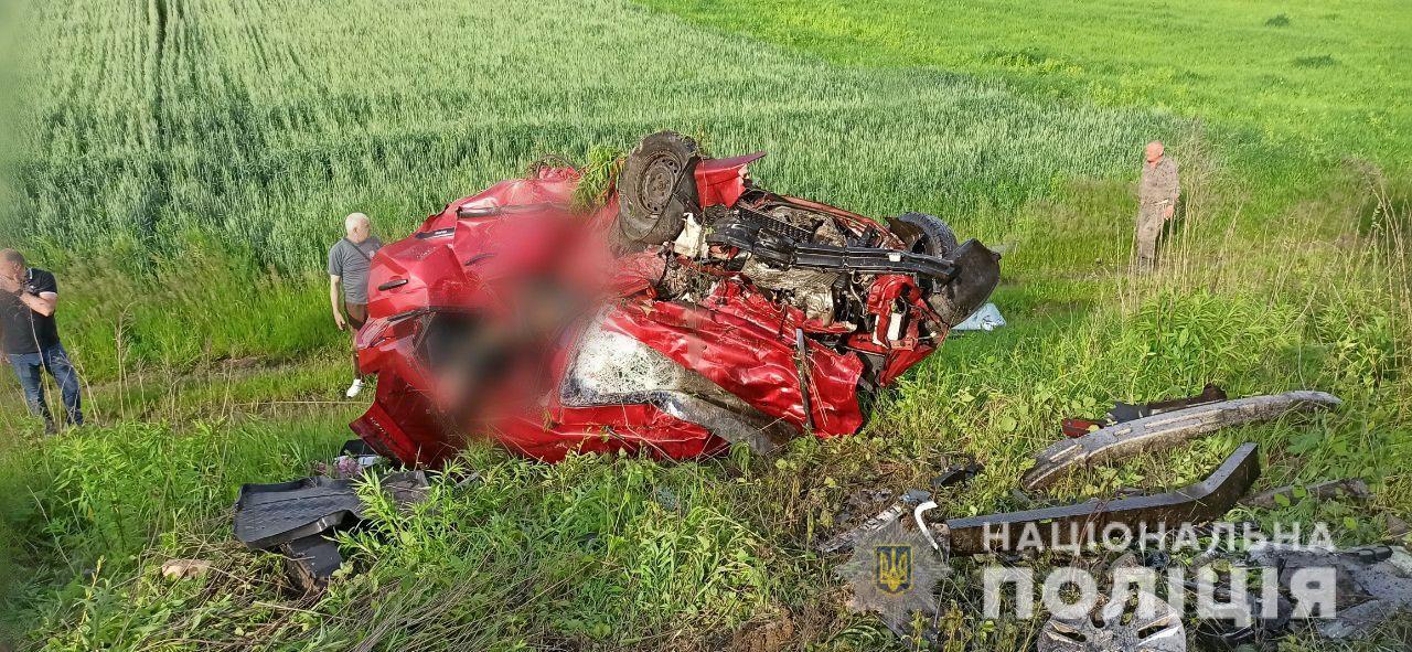 В Ровенской области столкнулись три легковушки и грузовик - четверо человек погибли ДТП в Ровенской области: погибли четыре человека